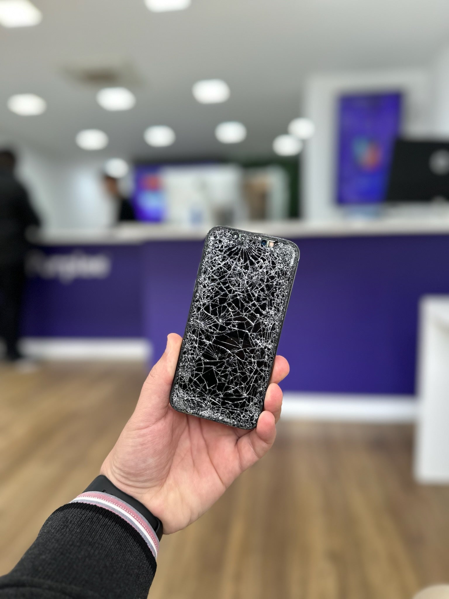 Reparação de iPhone: ecrã, bateria e carregamento nas lojas Purplee